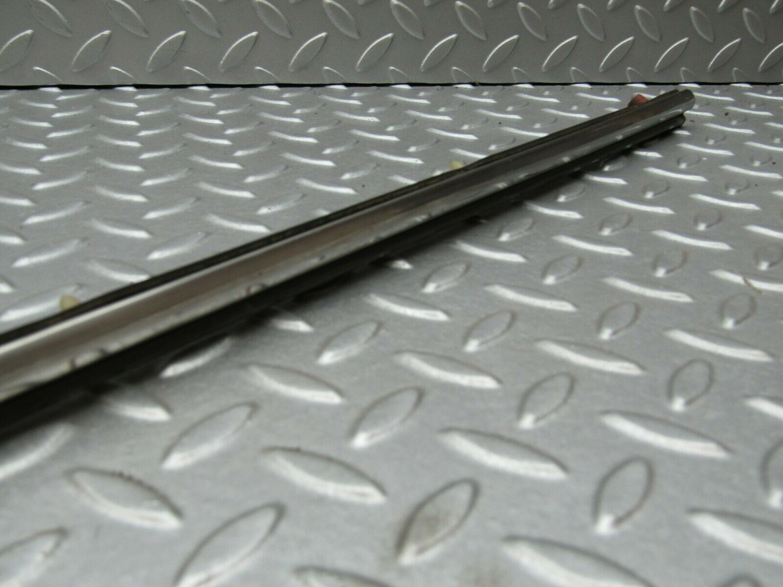 3338 Mercedes-Benz W115 220D Centre Fender Wing Chrome Trim Front Left