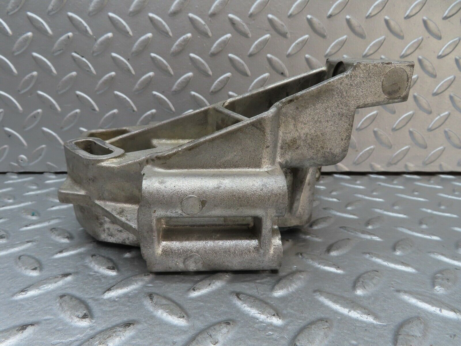 19220 Mercedes-Benz W123 300D Power Steering Pump Bracket 6154660441