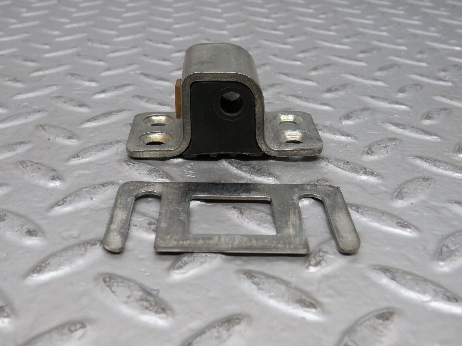 27947 Mercedes-Benz W123 280E Door Lock Latch Right Side