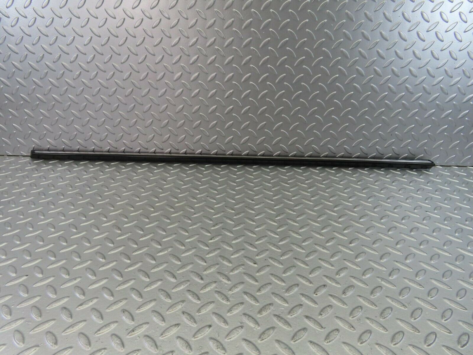 10239 Mercedes-Benz W123 Front Left Door Centre Moulding Trim