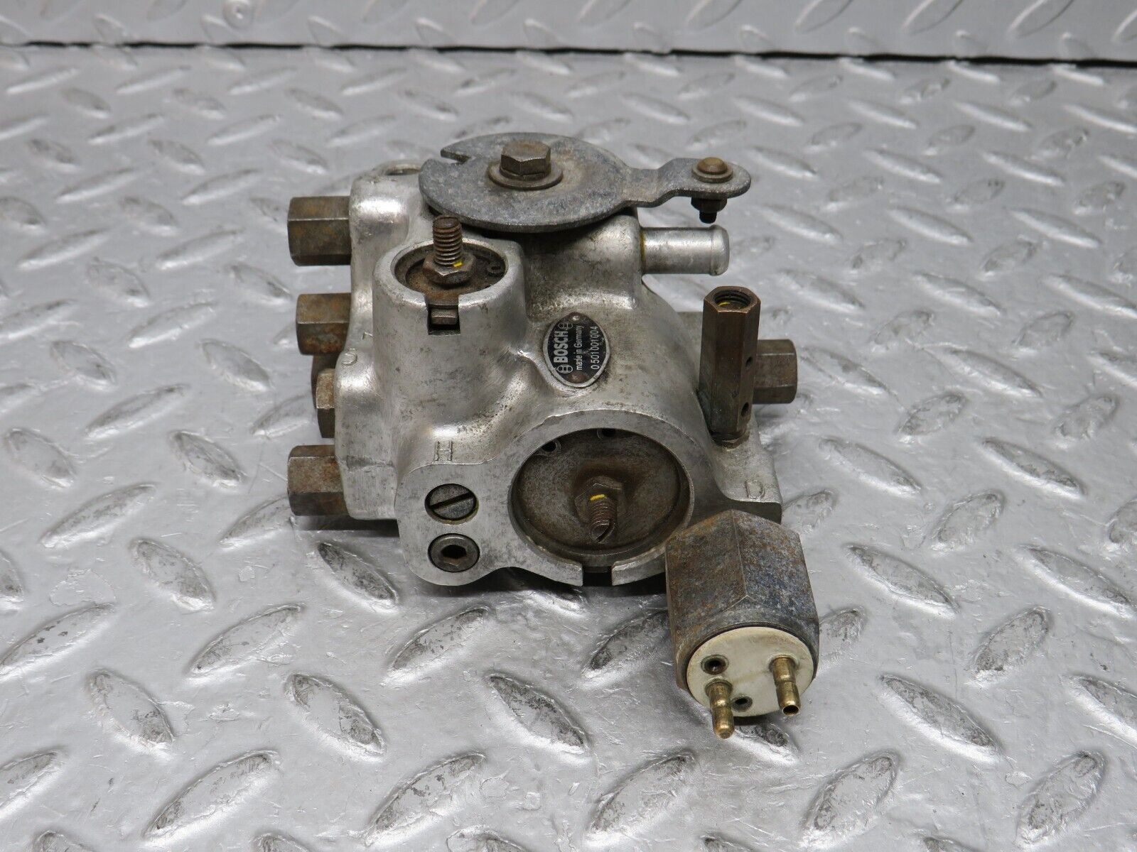 37347 Mercedes-Benz W109 300SEL Air Suspension Valve Bosch 0501001004