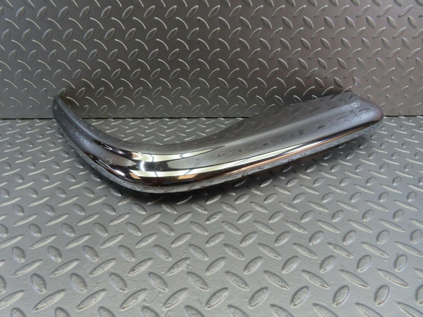 10608 Mercedes-Benz W108 Front Right Upper Bumper Corner