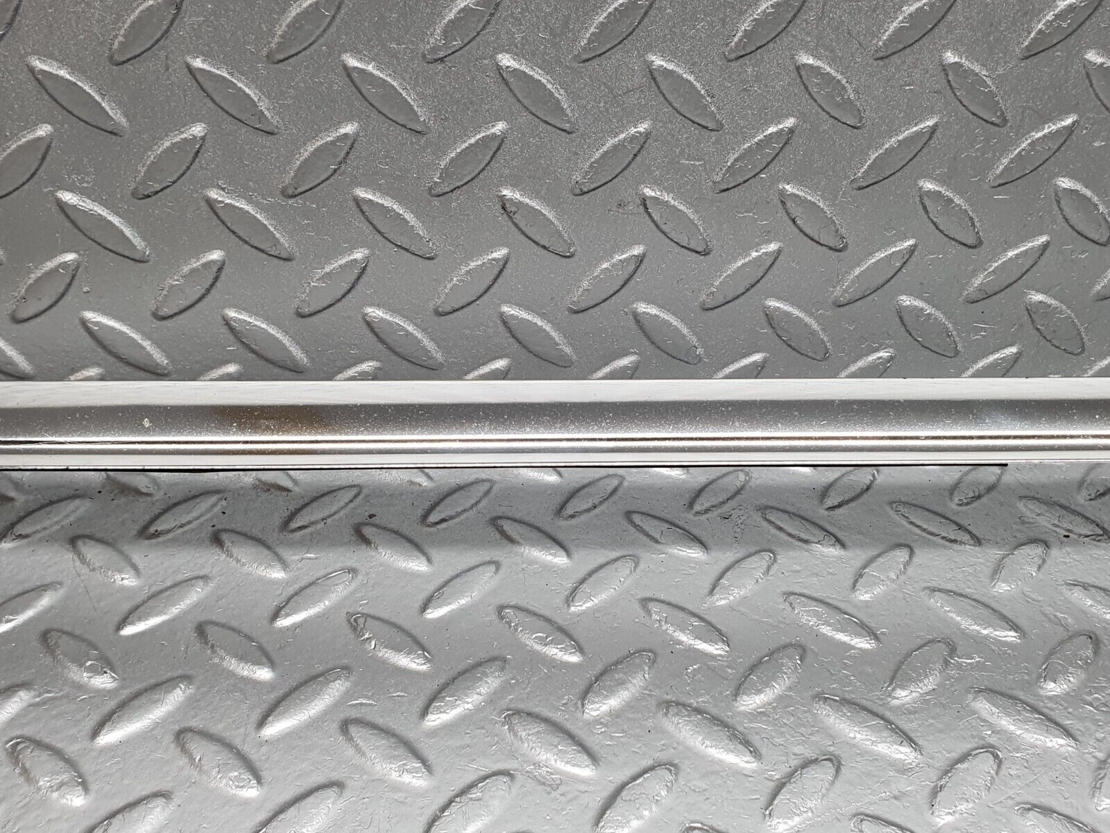 41296 Mercedes-Benz W126 300SE Front Windscreen Top Chrome Frame Trim