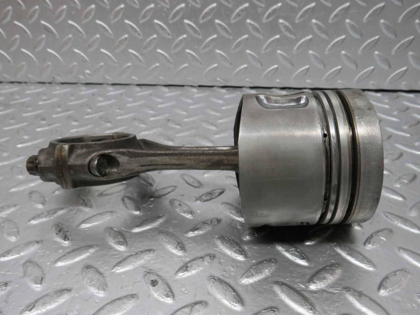 32934 Mercedes-Benz W123 300D Piston With Connecting Rod 90.875 mm 61502