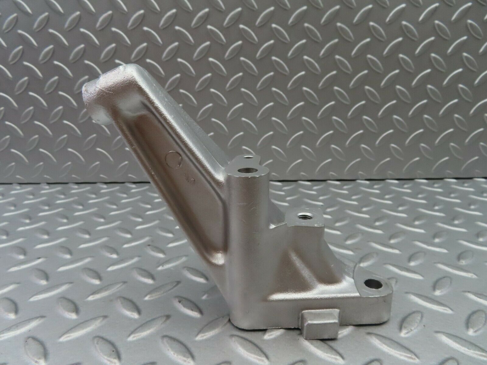 5952 Mercedes-Benz W123 200 Engine Mount Bracket Left Side 1022230504