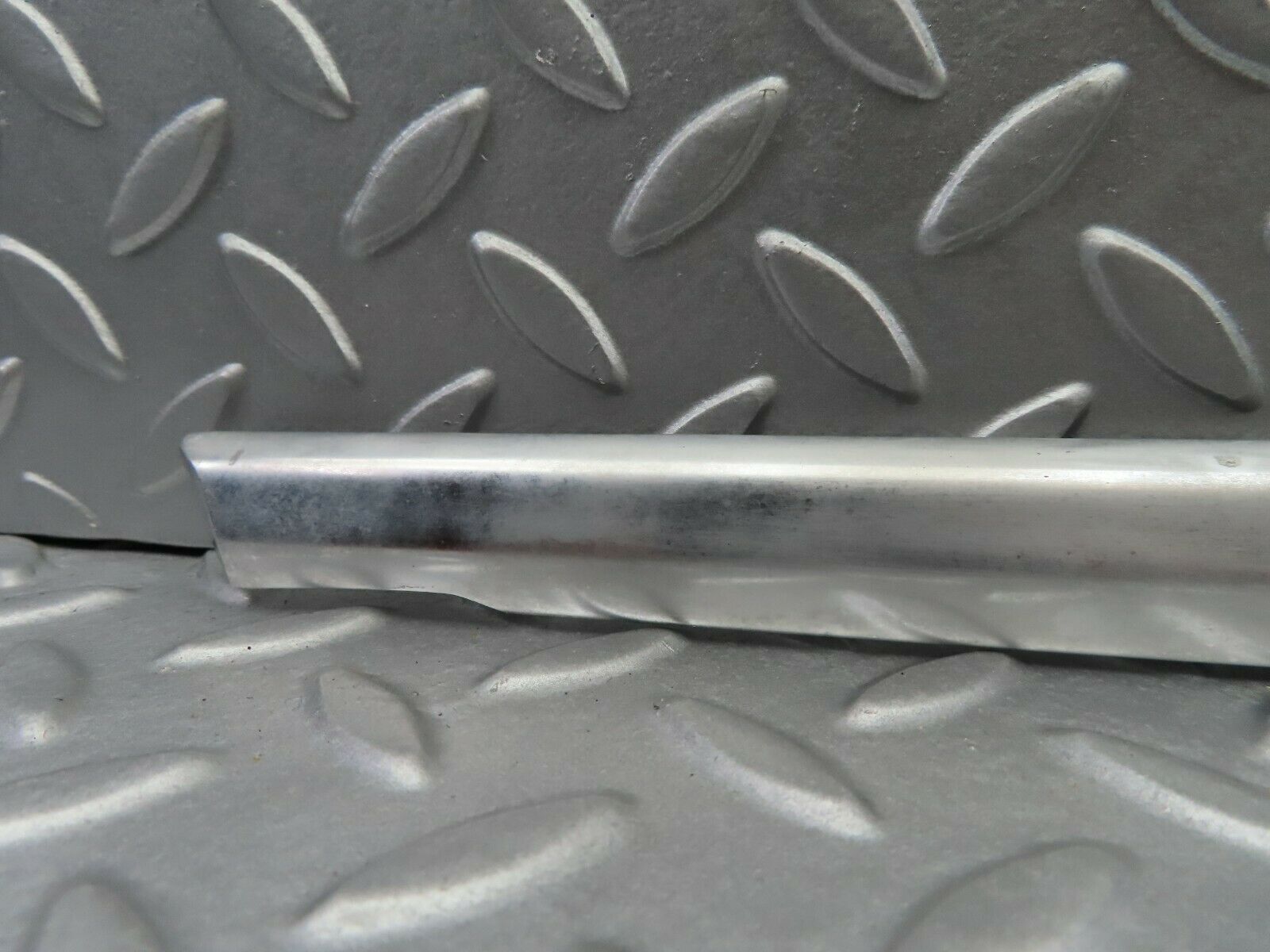 6205 Mercedes-Benz W126 380SE Front Right Door Chrome Moulding Trim