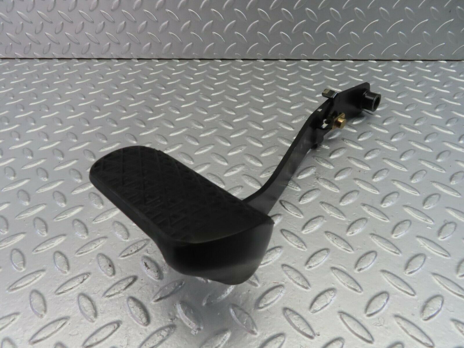 10495 Mercedes-Benz W201 190E Brake Pedal 1232910082
