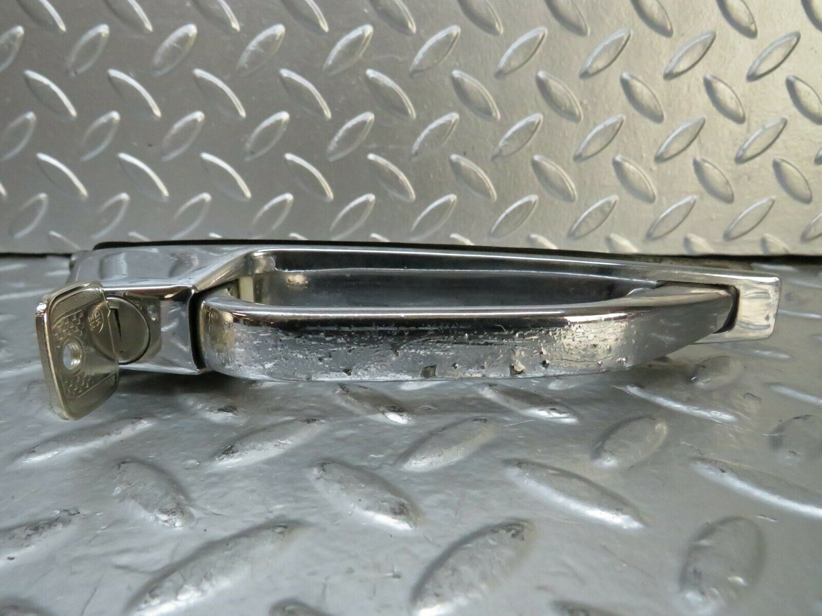 23720 Mercedes-Benz W116 350E Front Right Exterior Door Handle Key 1167600259