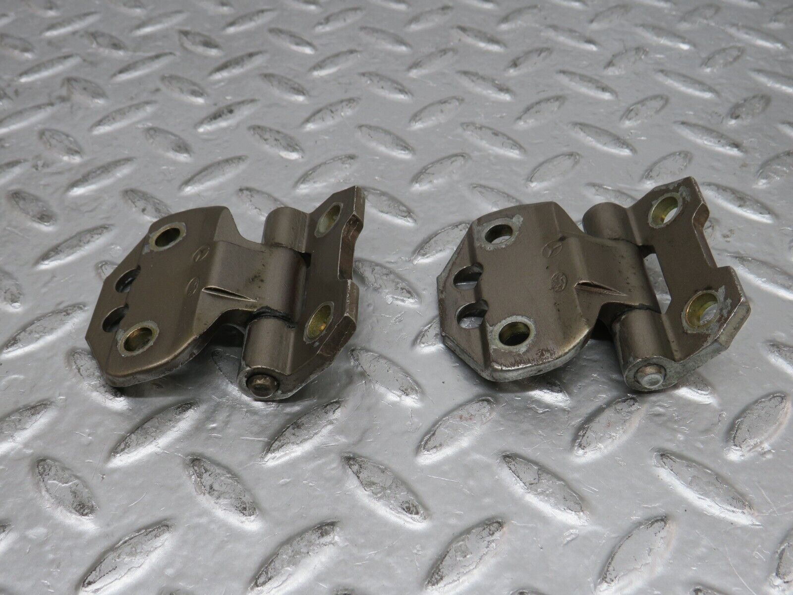 29602 Mercedes-Benz W124 230E Right Door Hinge Pair