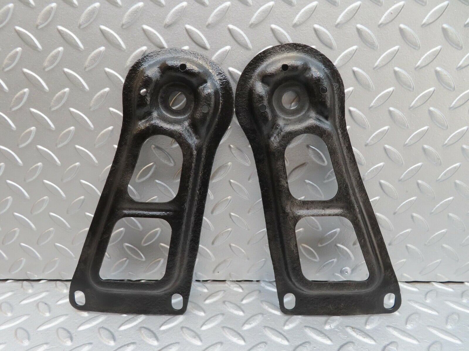 15991 Mercedes-Benz W123 280E Rear Suspension Axle Mounting Bracket