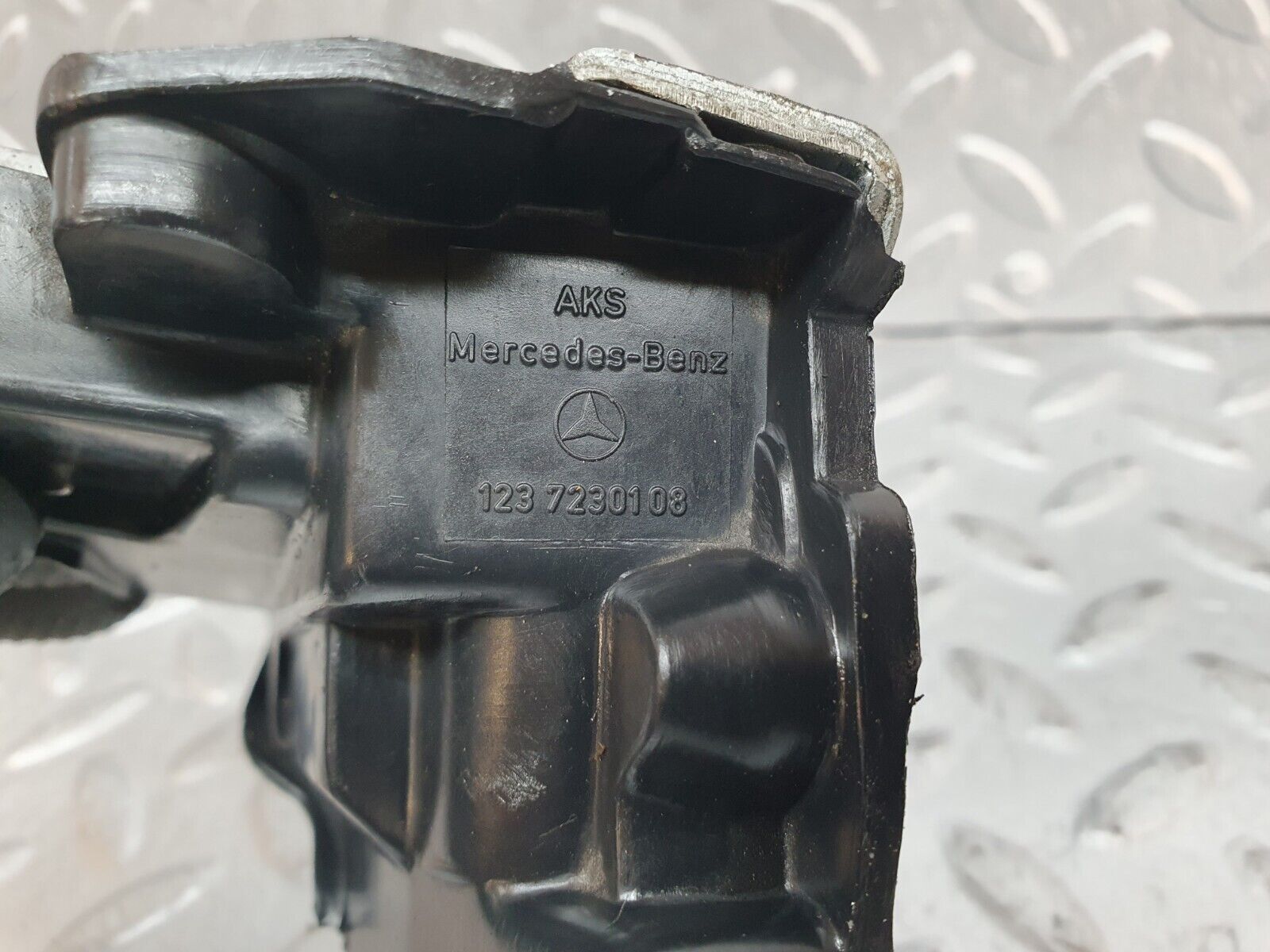 41072 Mercedes-Benz W126 300SE Front Left Door Lock Mechanism 1237230108