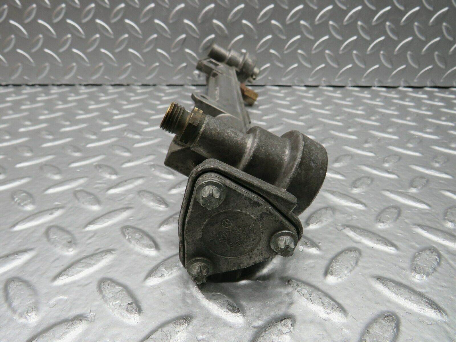 22571 Mercedes-Benz C124 E220 Coupe Fuel Injector Rail 1110780745