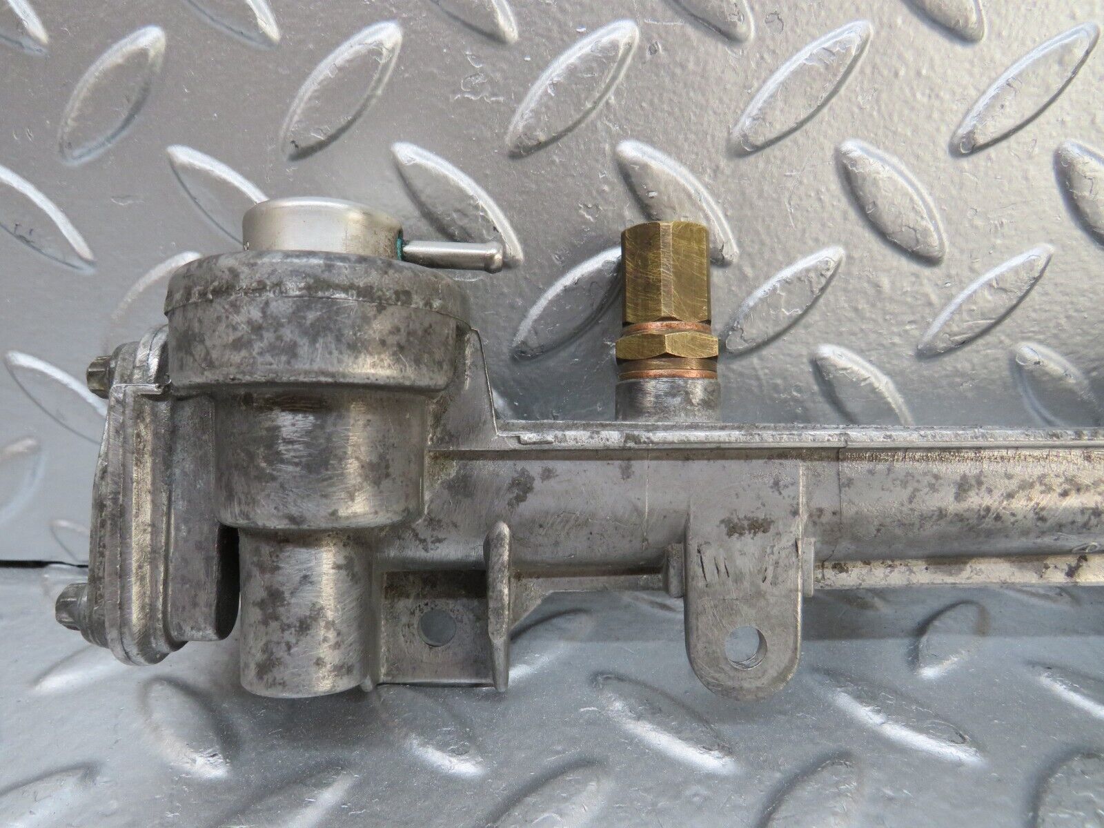 26690 Mercedes-Benz C124 220CE Coupe Fuel Injector Rail 1110780745