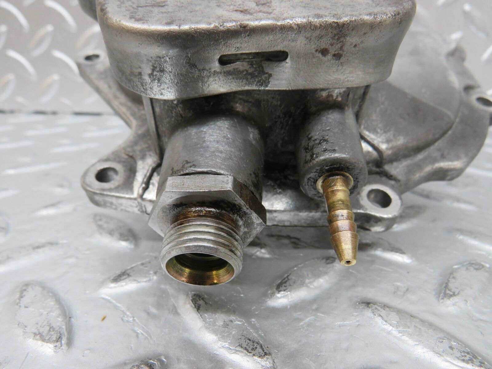 25361 Mercedes-Benz W201 190D Vacuum Pump Pierburg 0002302865