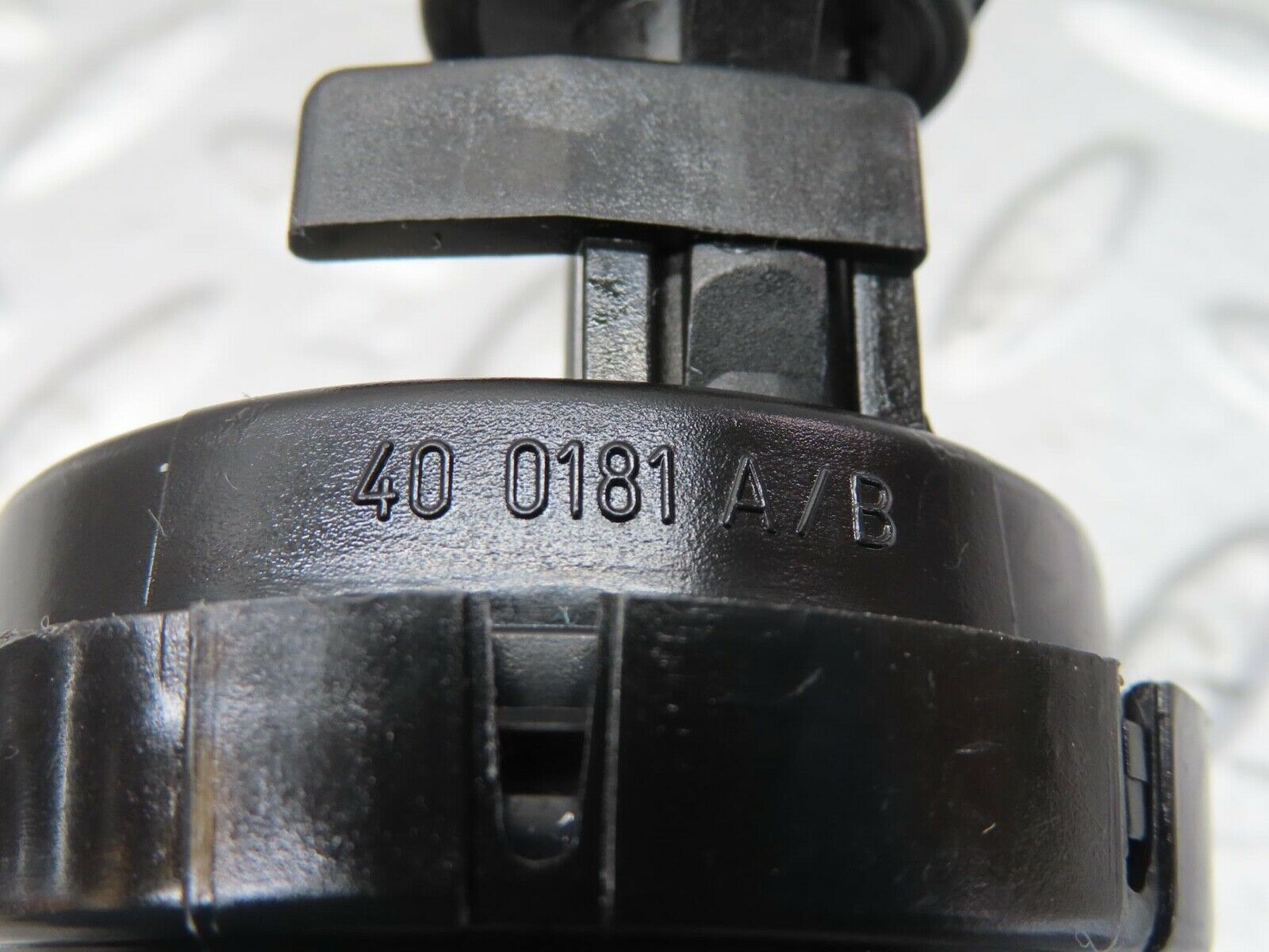 15185 Mercedes-Benz W140 S320 Fuel Tank Flap Cap Vacuum Actuator 400181