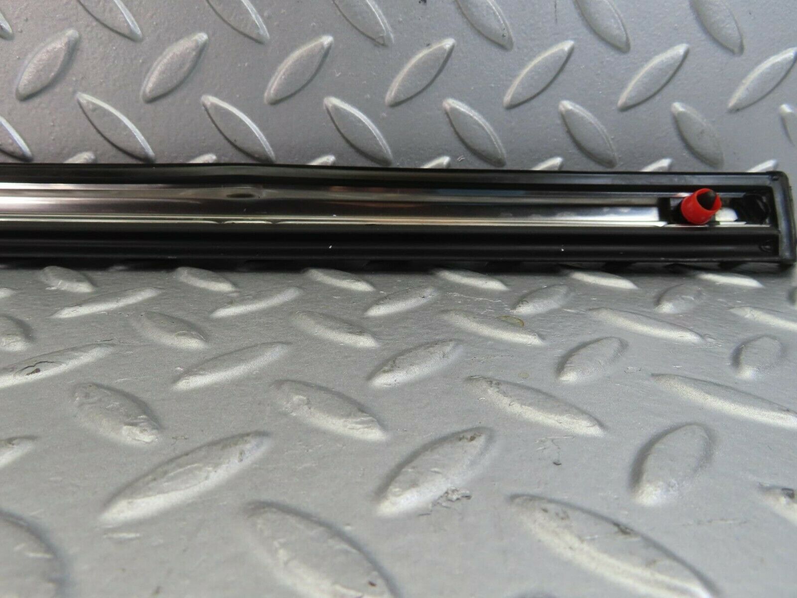 10238 Mercedes-Benz W116 Front Right Door Centre Moulding Trim