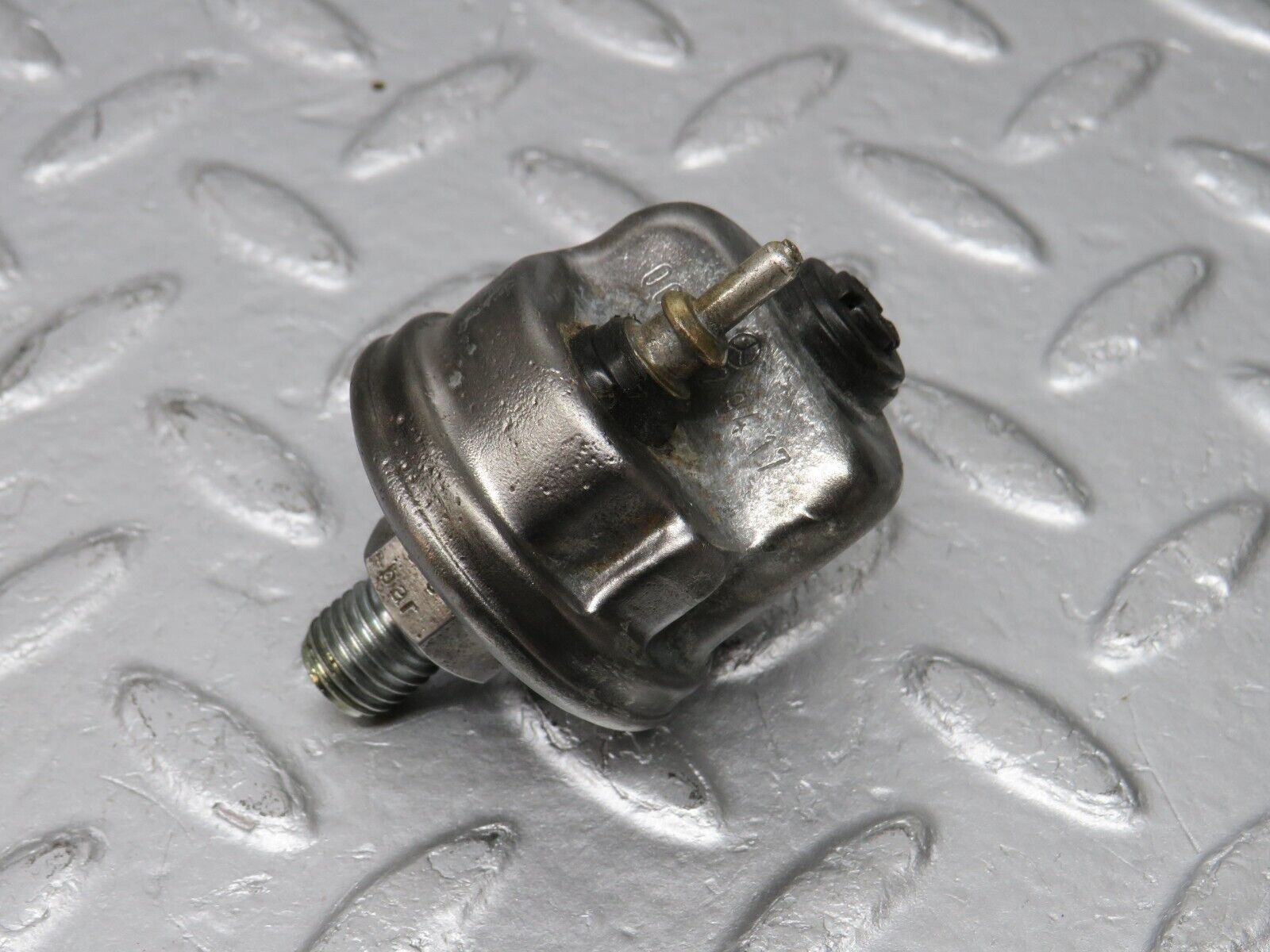 39152 Mercedes-Benz W201 190E 2.6L Oil Pressure Sensor VDO