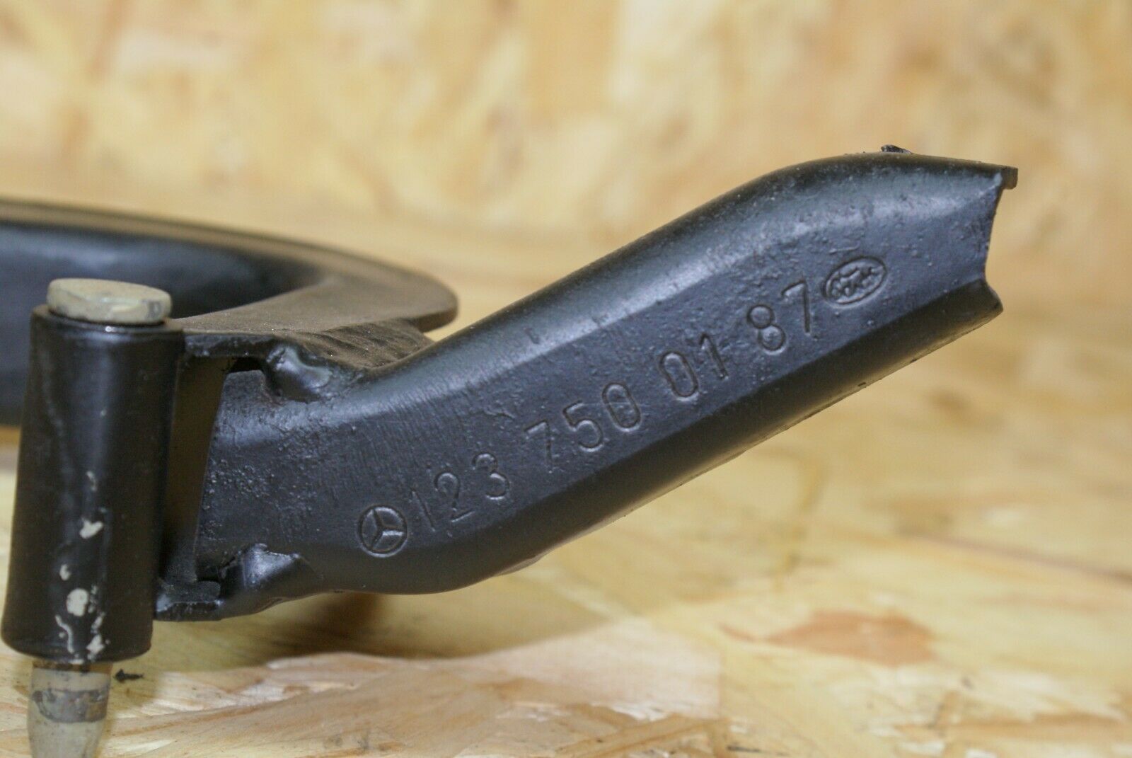 2236 Mercedes-Benz W123 280E Rear Trunk Lid Hinge Left Side 1237500187