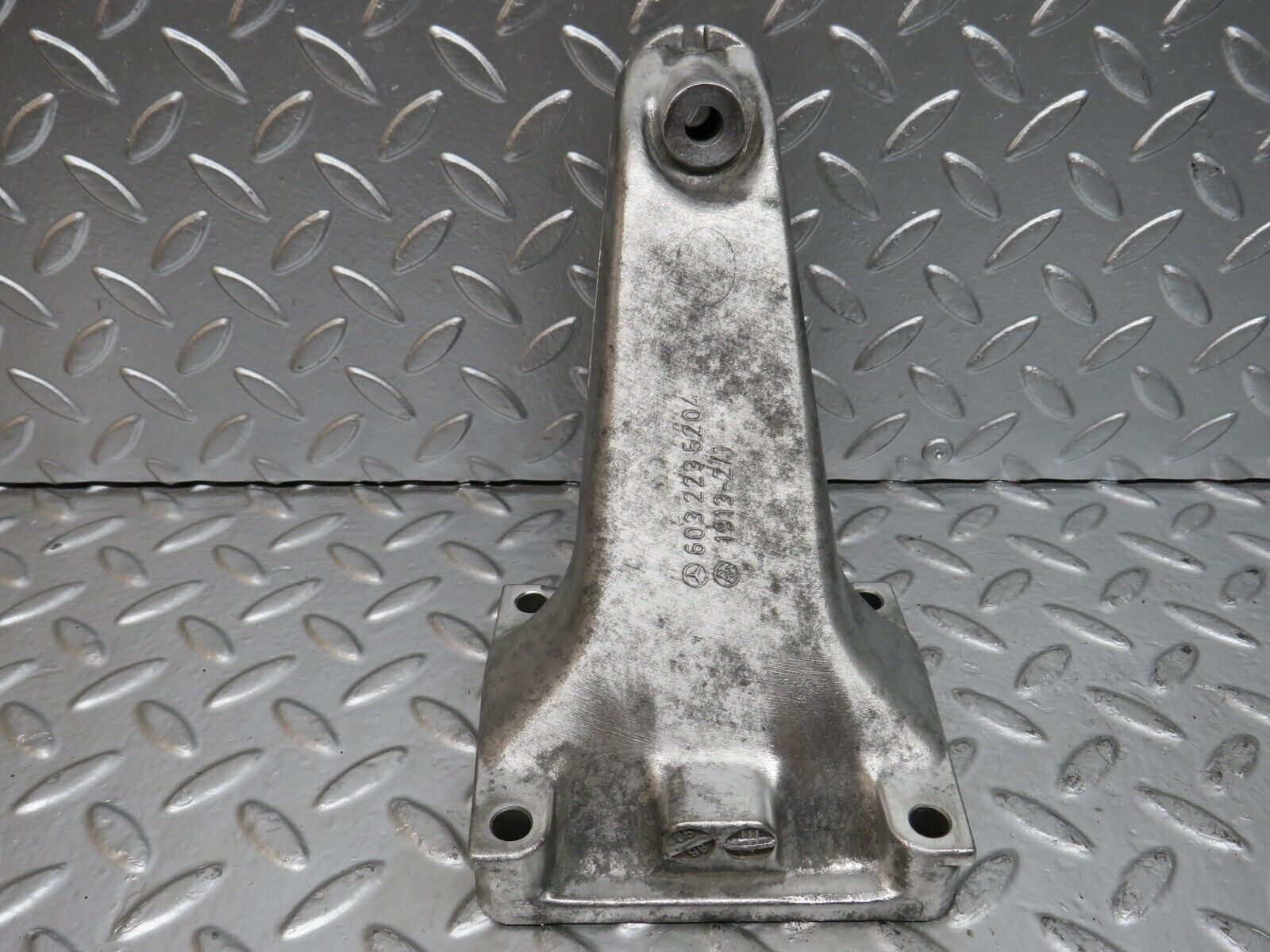 24832 Mercedes-Benz W140 S320 Engine Mount Bracket Left Side 6032235204