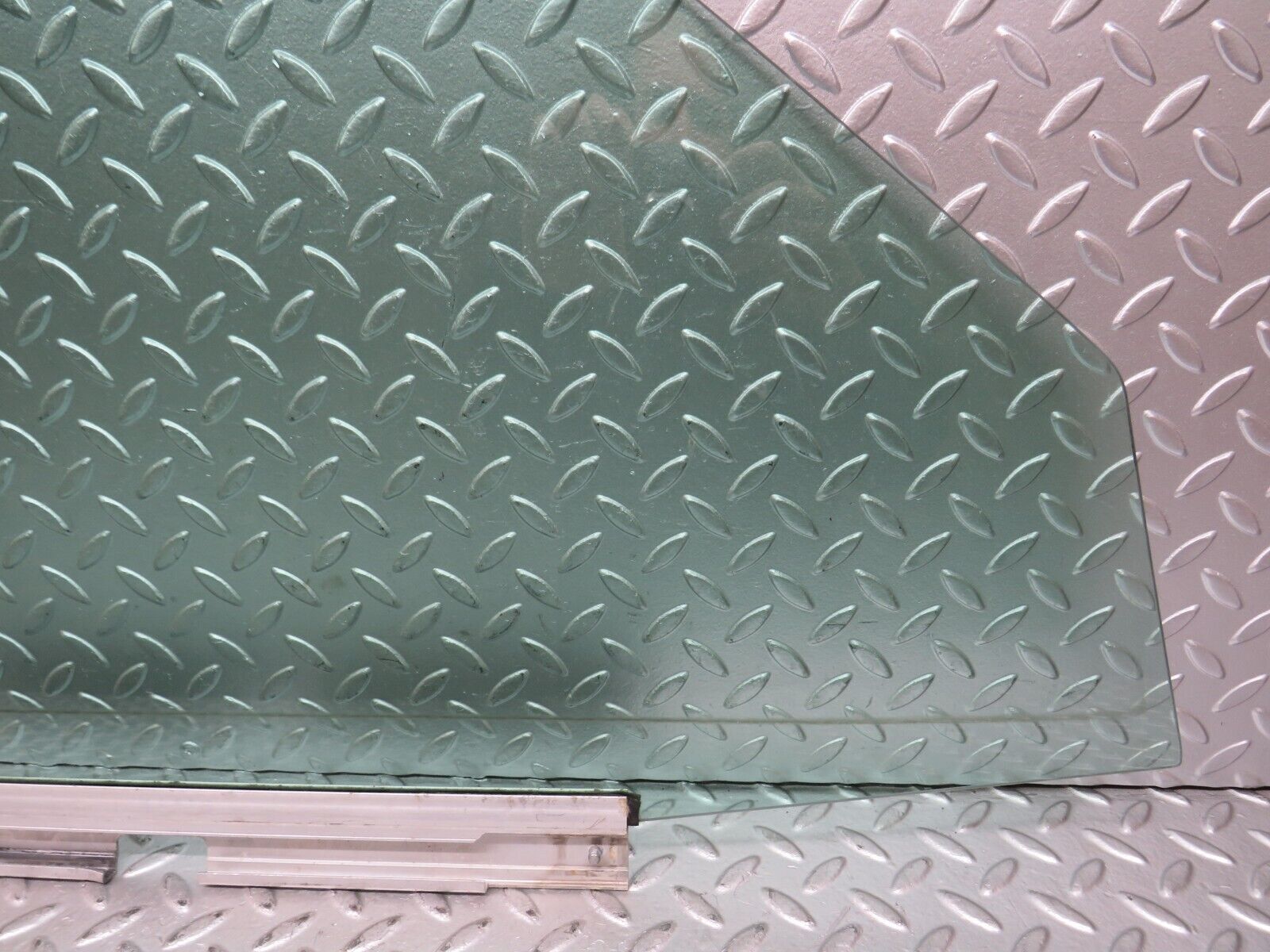 27634 Mercedes-Benz S124 300TE Wagon Front Left Door Window Glass