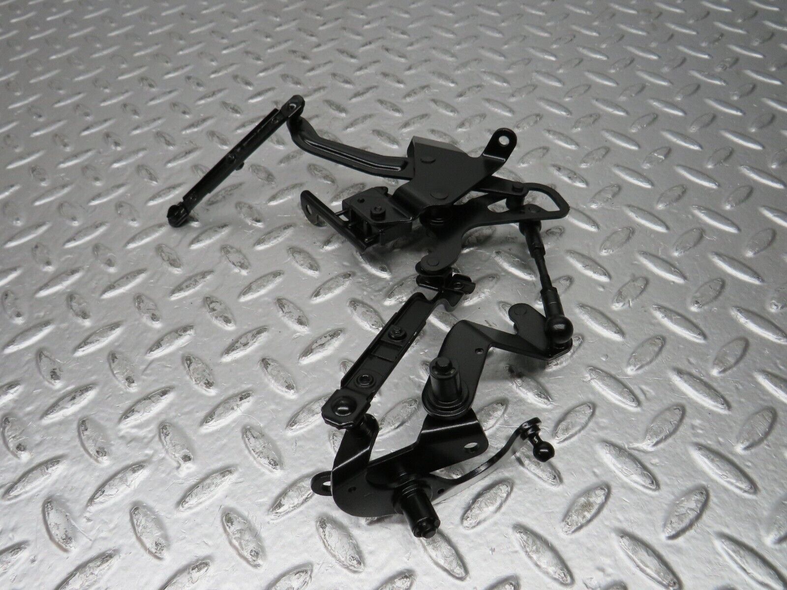 31993 Mercedes-Benz W123 230E Throttle Linkage