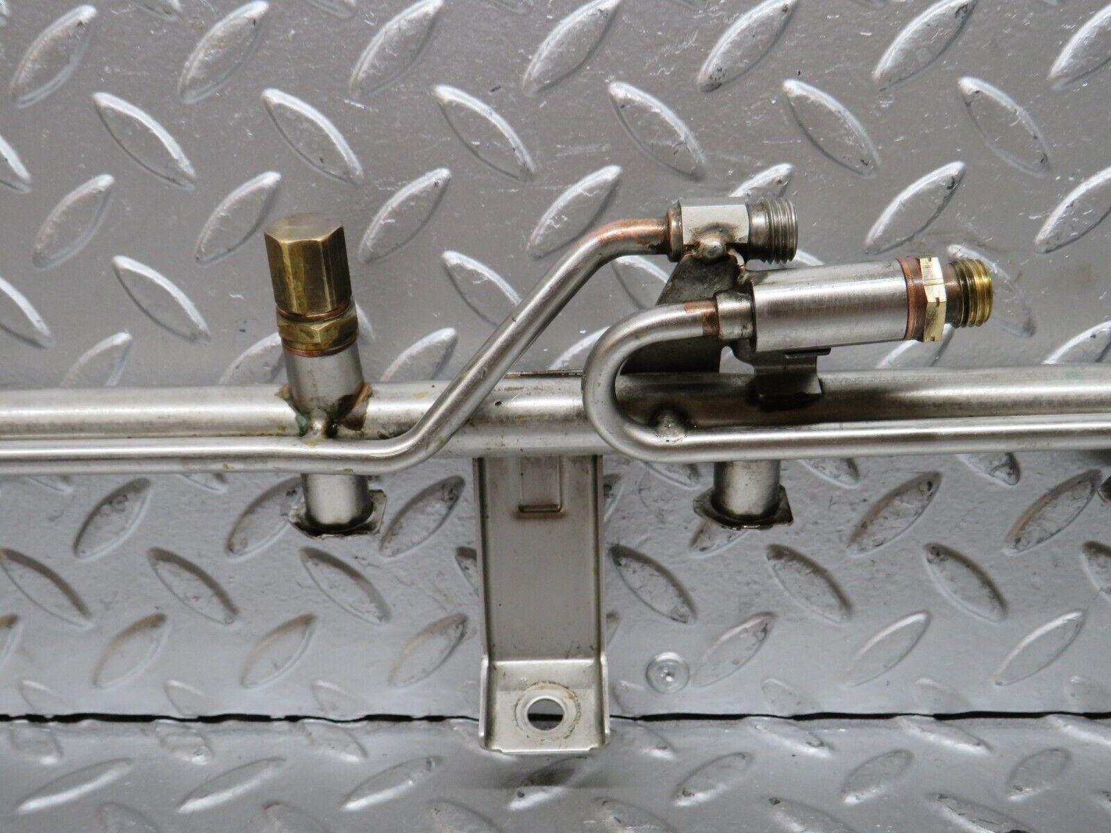 29010 Mercedes-Benz C124 320CE Fuel Injector Rail With Fuel Pressure Regulator