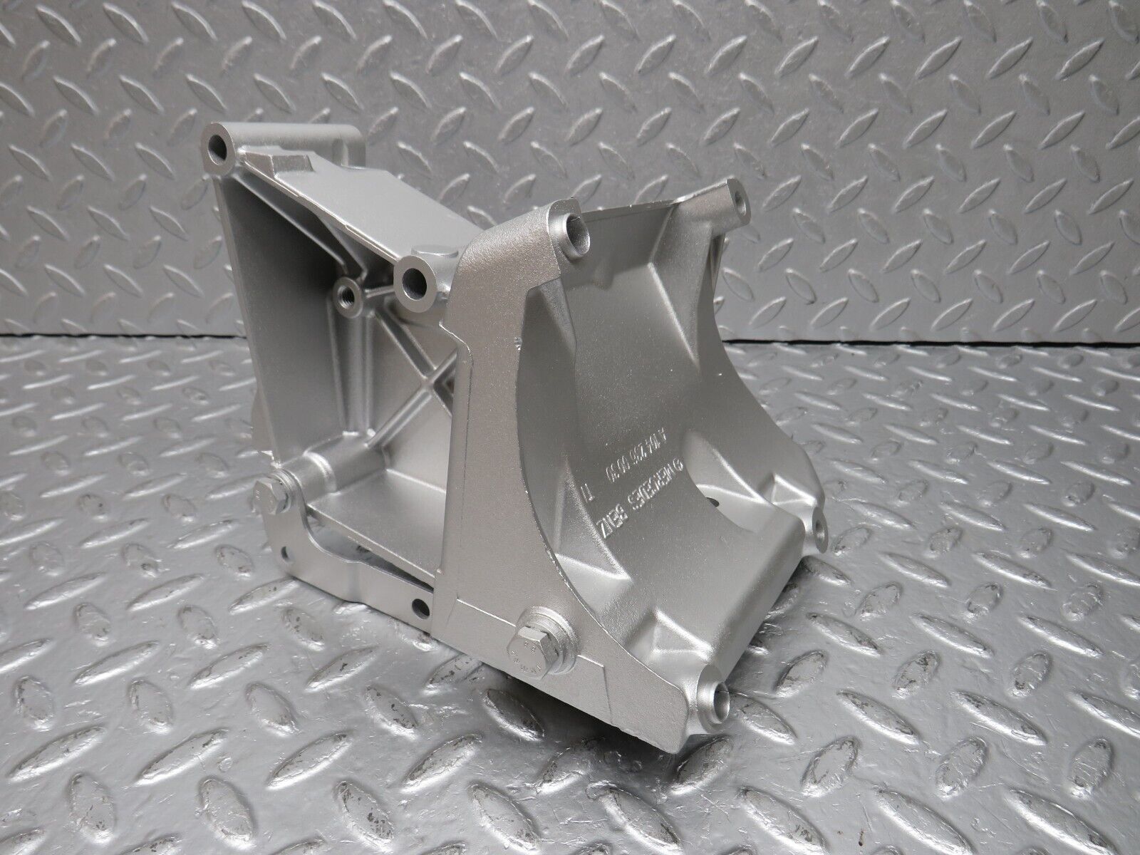 39608 Mercedes-Benz R129 320SL Coupe AC Air Con Compressor Mount Bracket 1042360030