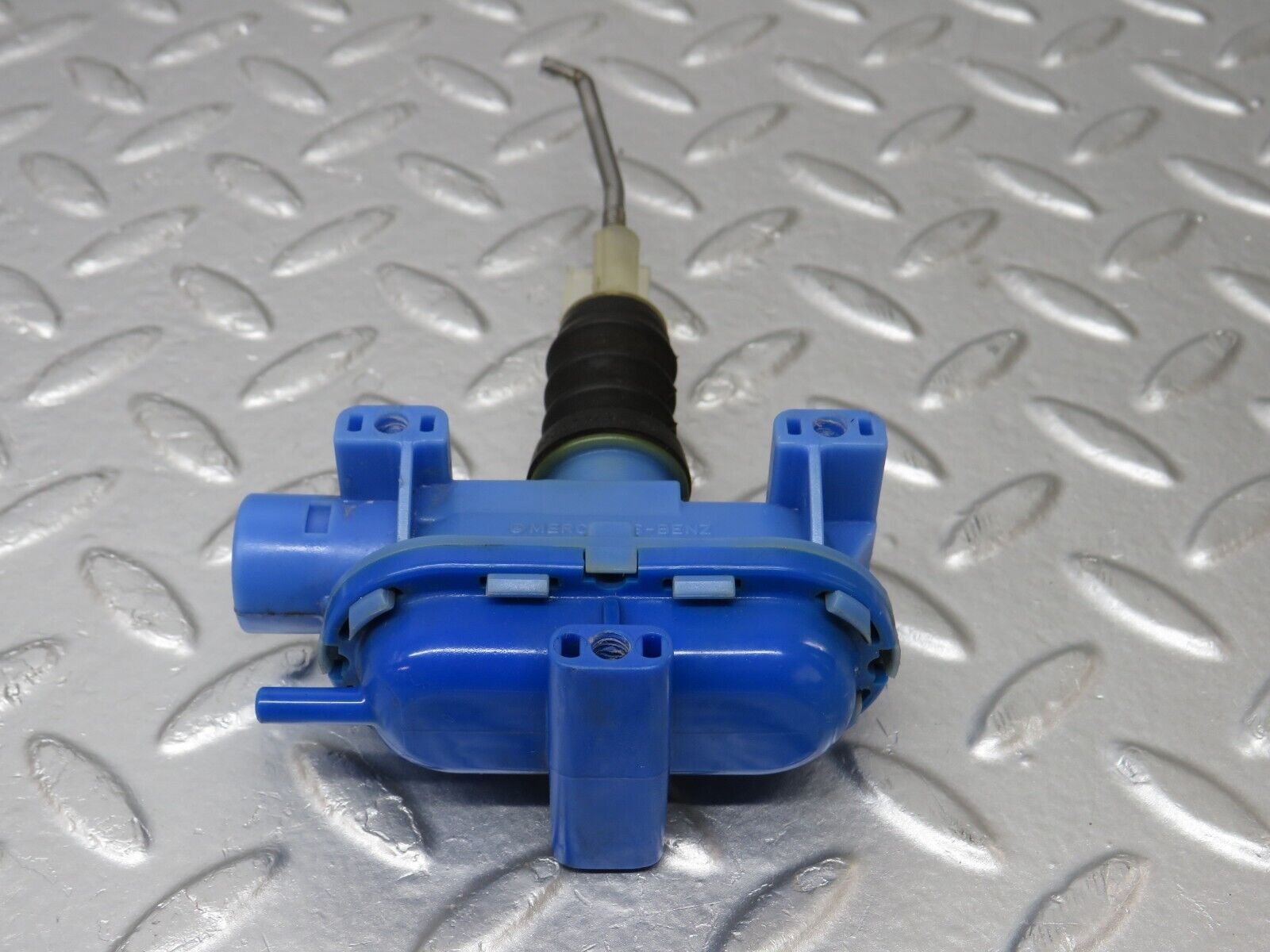 34331 Mercedes-Benz C126 380SEC Coupe Door Lock Vacuum Actuator Right Side