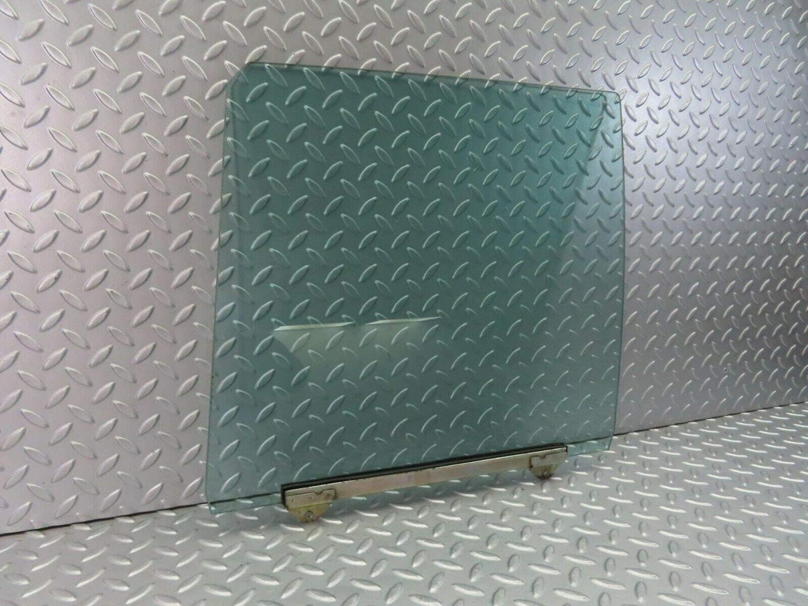 7864 Mercedes-Benz W115 220D Front Left Door Window Glass