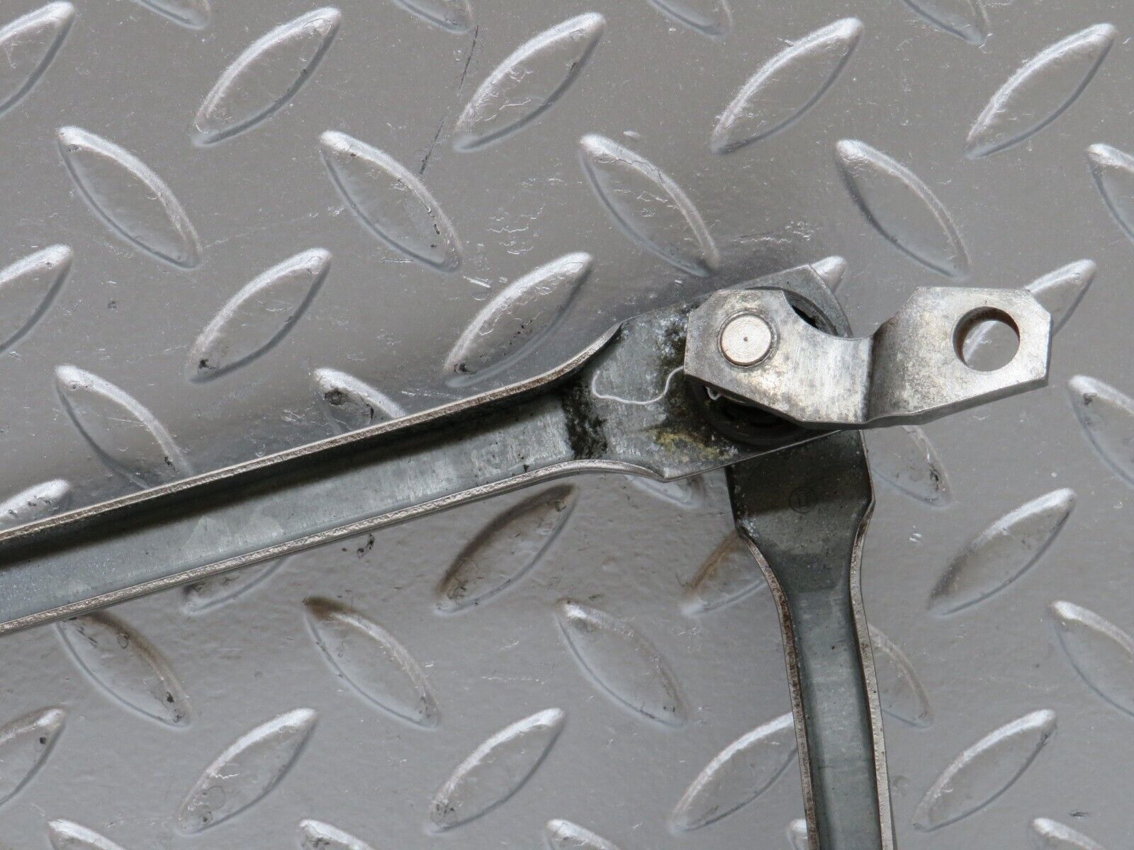 28074 Mercedes-Benz W123 280E Windscreen Wiper Linkage