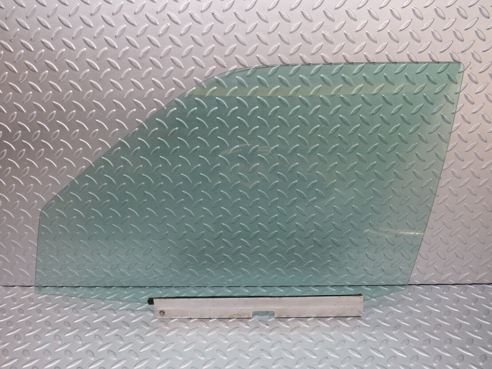 36564 Mercedes-Benz W201 190E 2.0L Front Left Door Window Glass