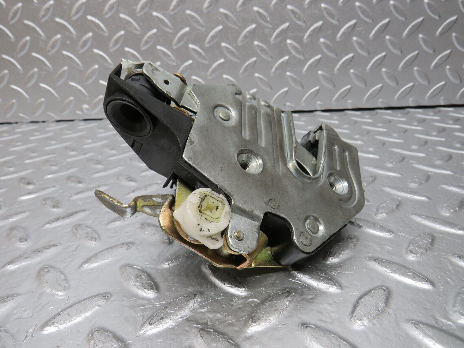 30485 Mercedes-Benz W124 230E Front Left Door Lock Mechanism