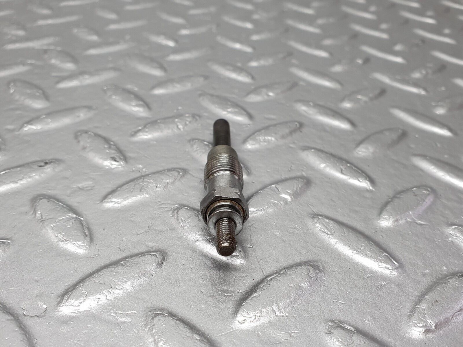 40845 Mercedes-Benz W123 300D Glow Plug Beru 0100221107