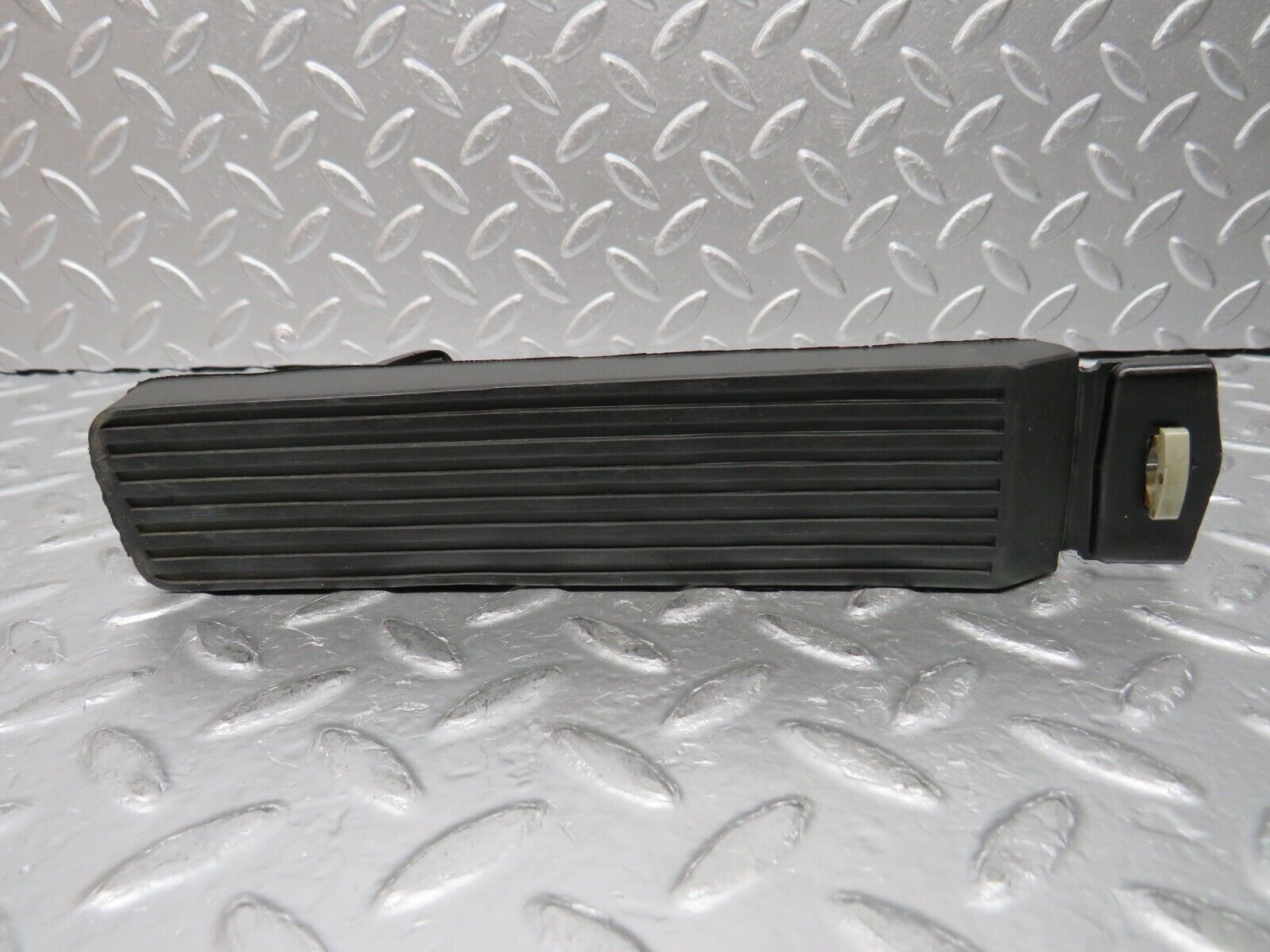 30386 Mercedes-Benz W124 230E Accelerator Pedal & Rubber 1233010082 1263000504