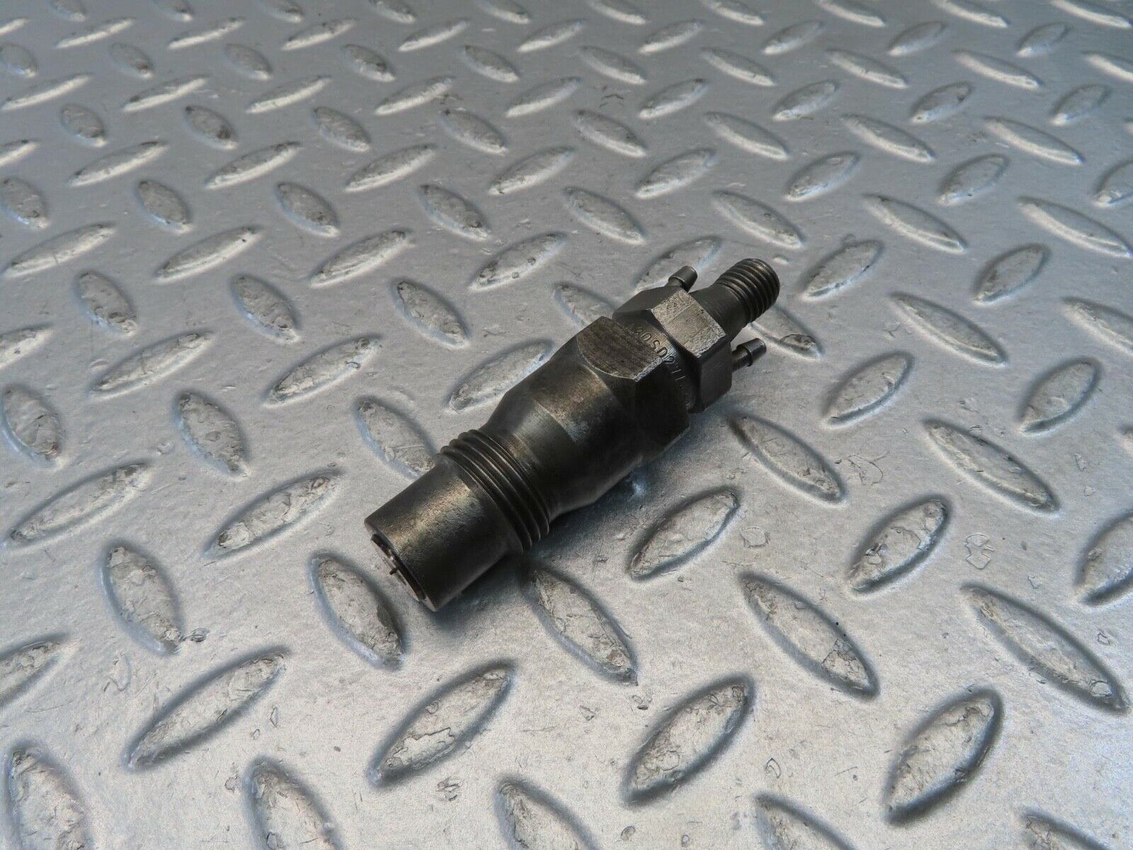 10984 Mercedes-Benz W115 220D Fuel Injector Bosch KCA30sd27/4
