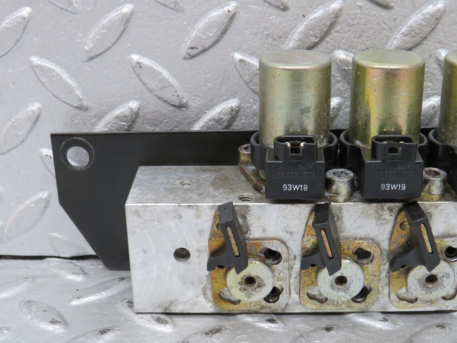 37986 Mercedes-Benz A124 320E Cabriolet Soft Top Hydraulic Valve Block Left 1248001178