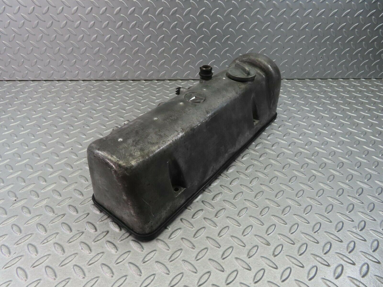 8550 Mercedes-Benz W115 Cylinder Head Valve Cover 1150160605