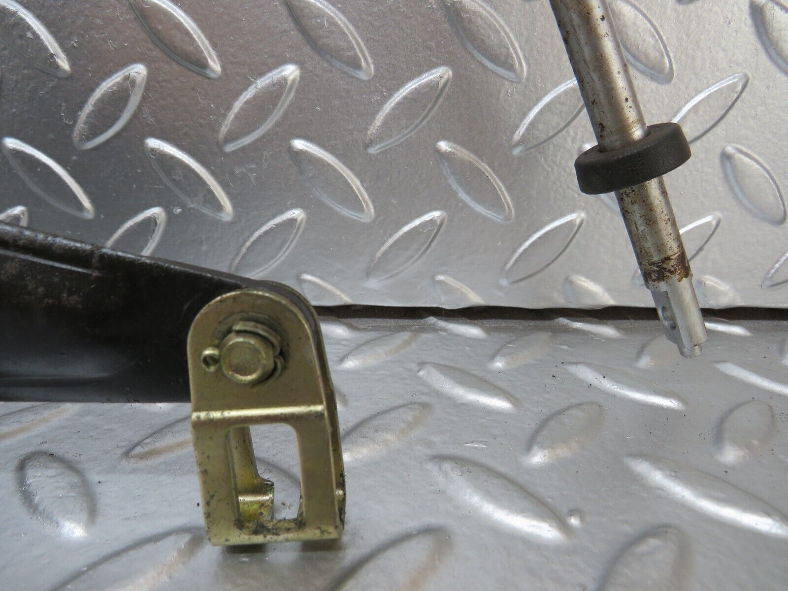 25604 Mercedes-Benz W123 200 Handbrake Regulator