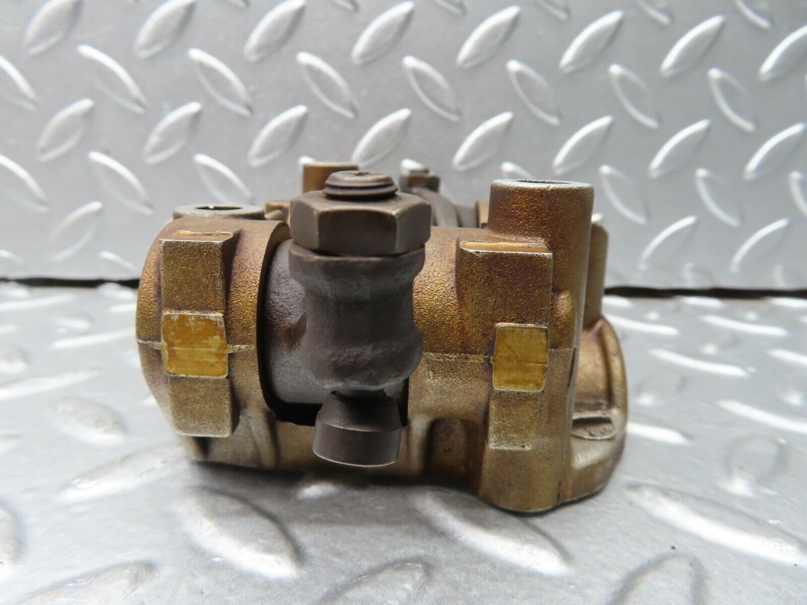 21272 Mercedes-Benz W123 230E Rocker Arms Camshaft Bearing Block 1020512110