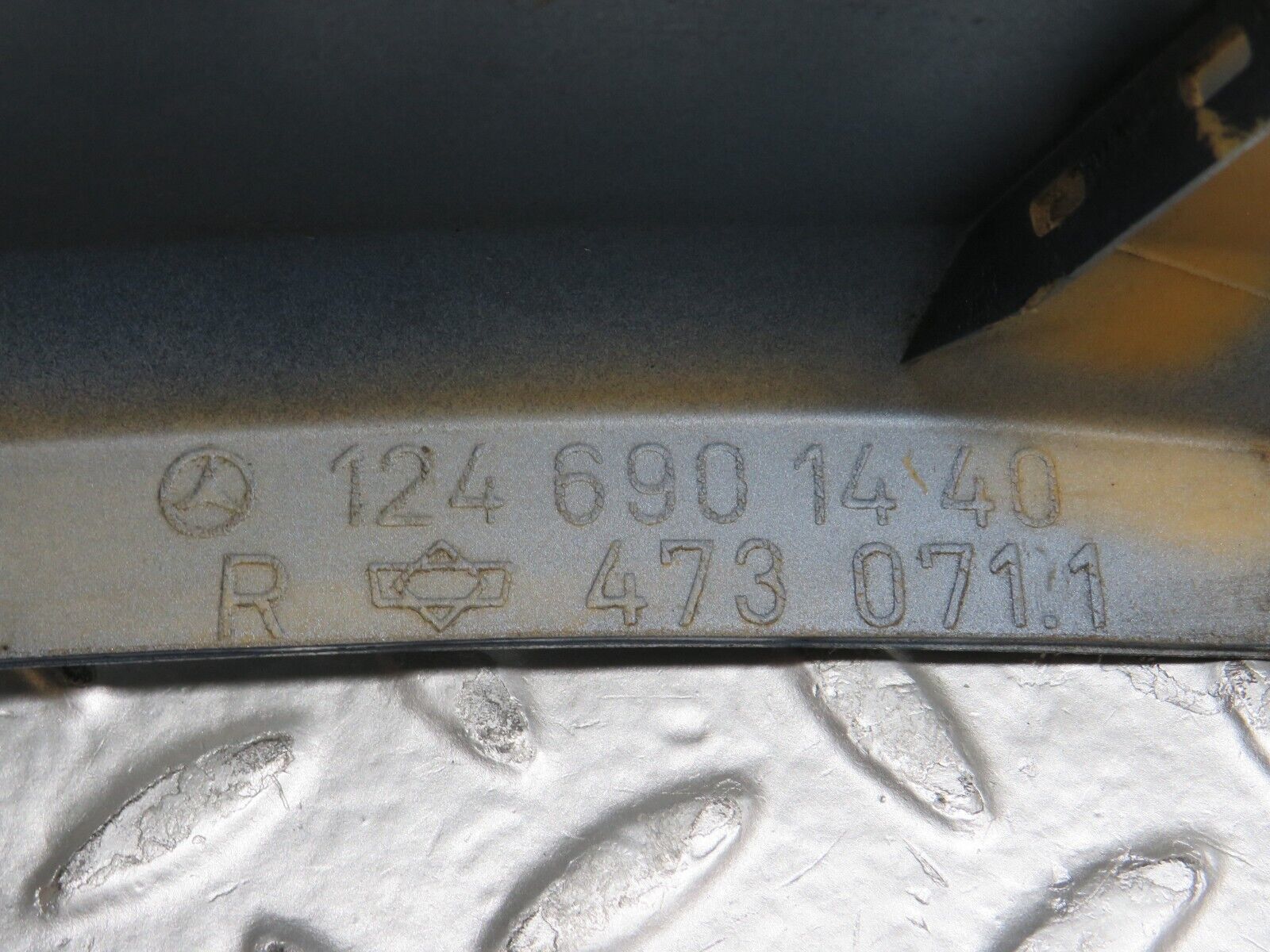 31205 Mercedes-Benz S124 220TE Front Left Fender Wing Moulding Trim 1246901340