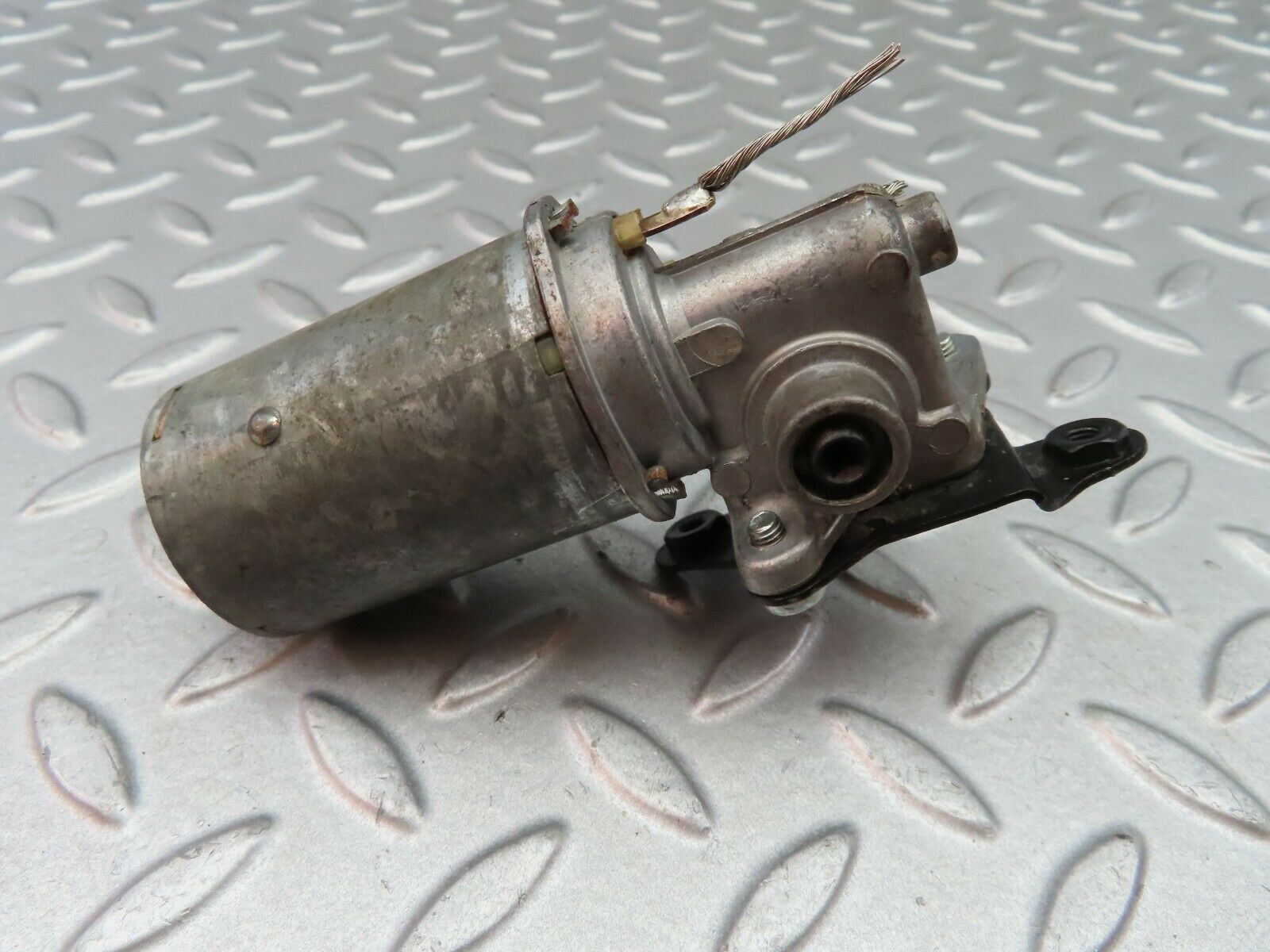 6229 Mercedes-Benz W126 380SE Headrest Adjustment Motor Left Side 0028203342