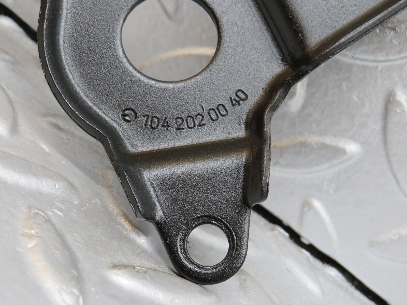 38114 Mercedes-Benz A124 320E Belt Tensioner Strut Bracket 1042020040