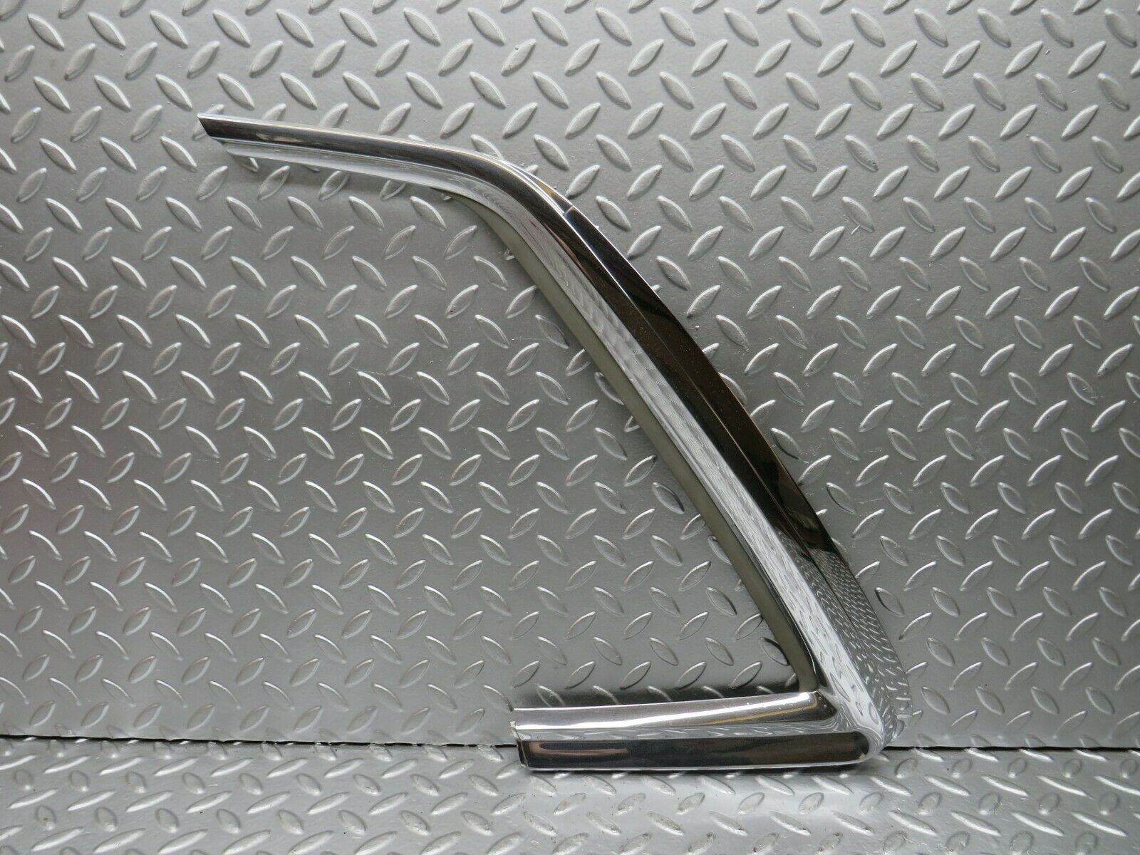 22733 Mercedes-Benz C107 450SLC Coupe Rear Window Trim Left 1076980189