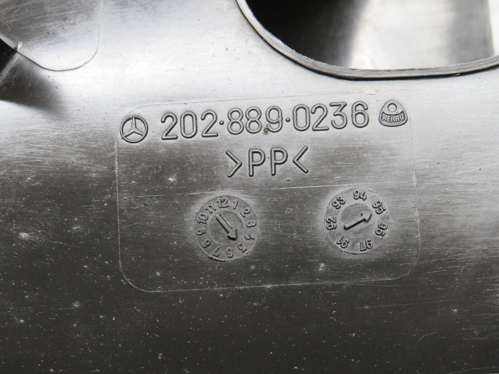 33244 Mercedes-Benz W202 C180 Front Right Brake Cooler Duct 2028890236