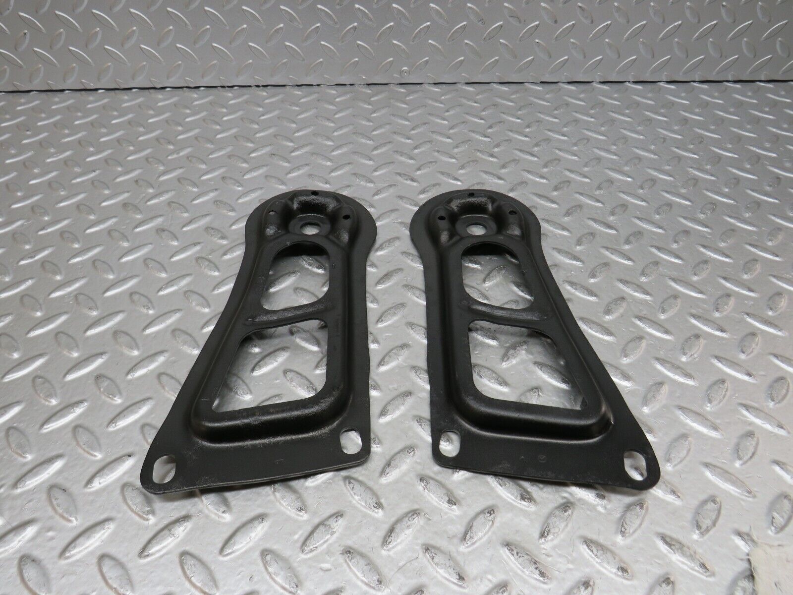 27908 Mercedes-Benz W123 280E Rear Suspension Axle Mounting Bracket