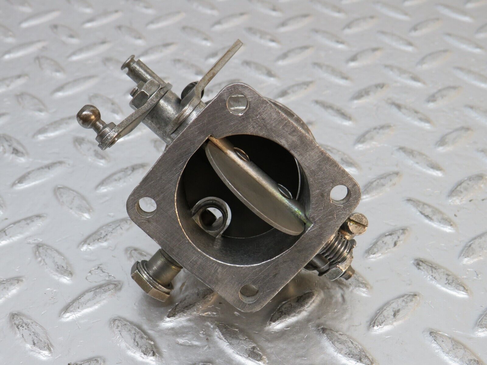 0331 Mercedes-Benz W123 220D Throttle Body 6150700227