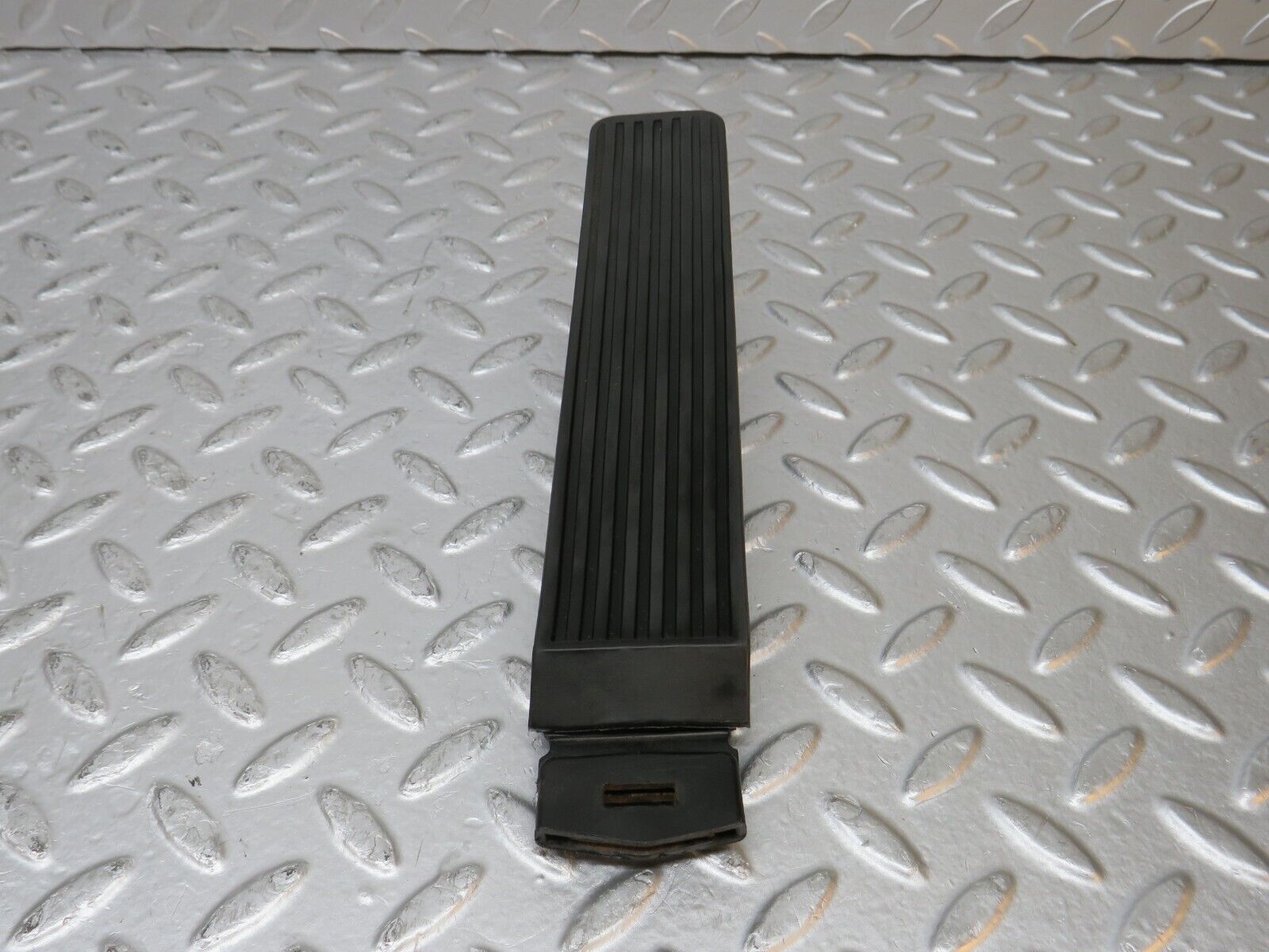 31259 Mercedes-Benz S124 220TE Wagon Accelerator Pedal With Rubber 1233010082