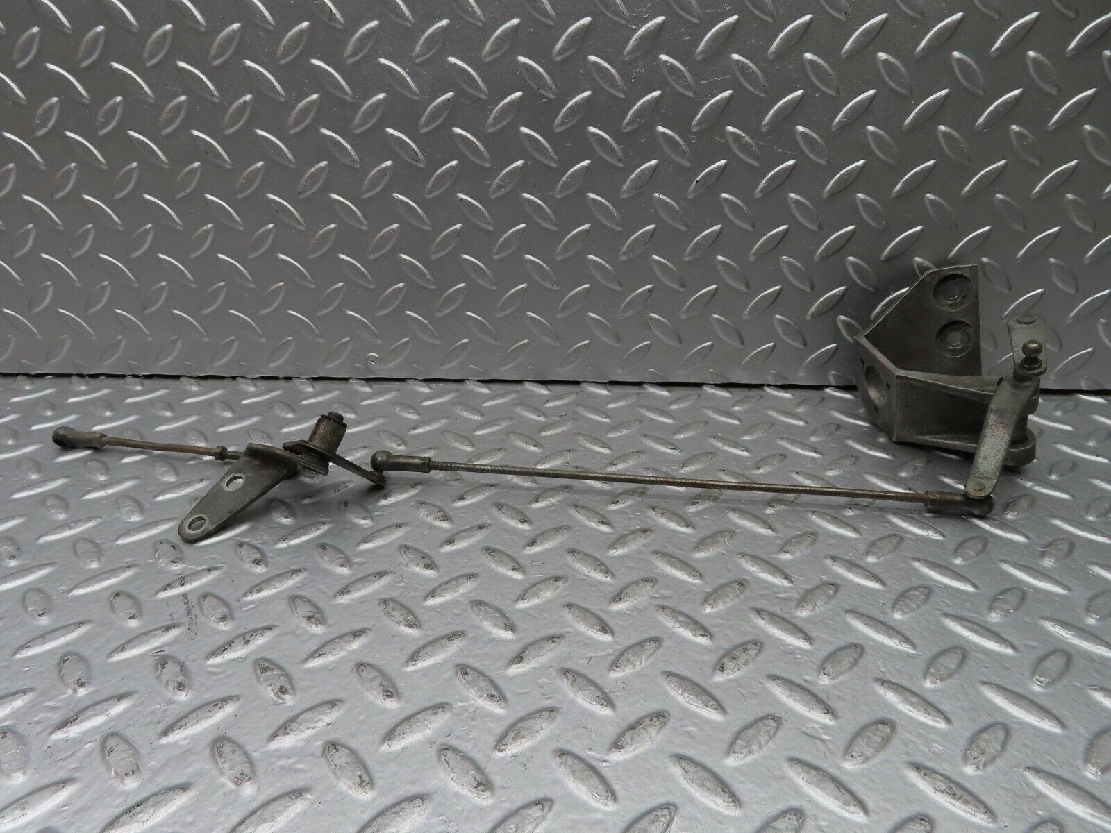 20999 Mercedes-Benz W114 250CE Coupe Throttle Linkage 1140720301