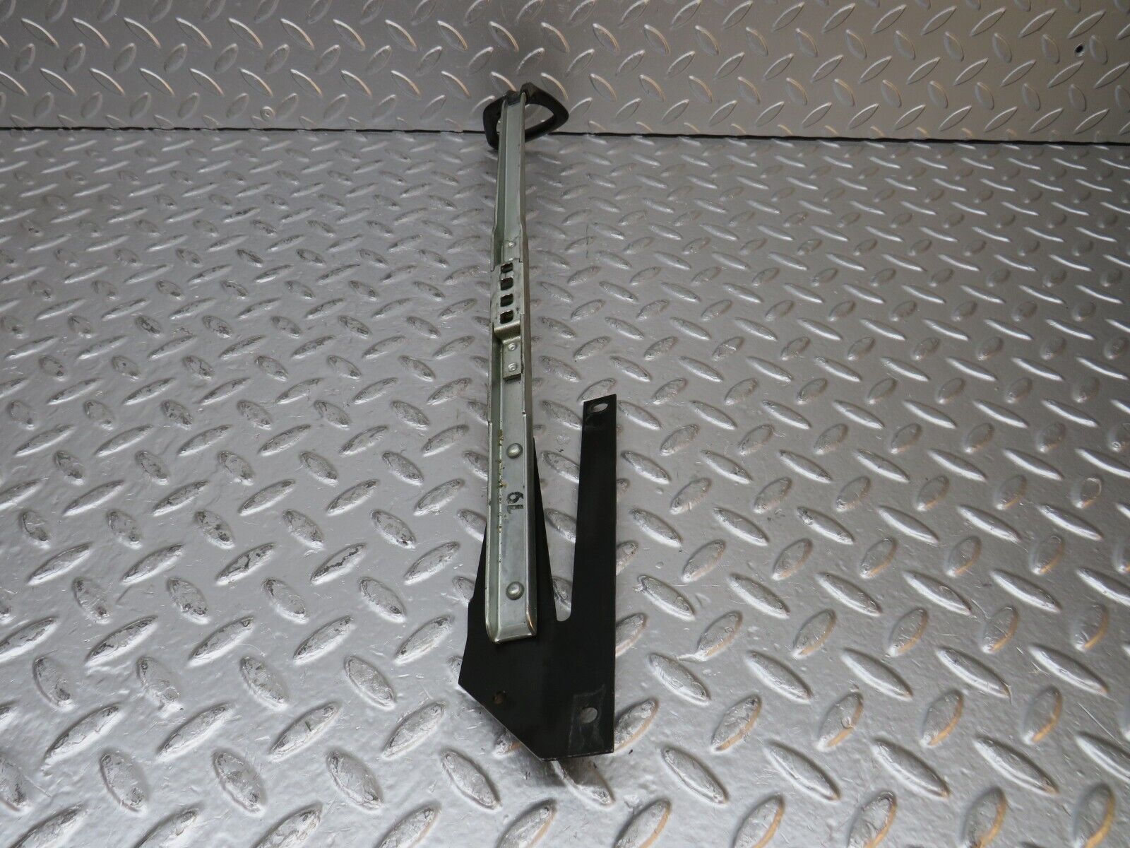 31174 Mercedes-Benz W123 230E Front Right Seat Sliding Adjust Handle