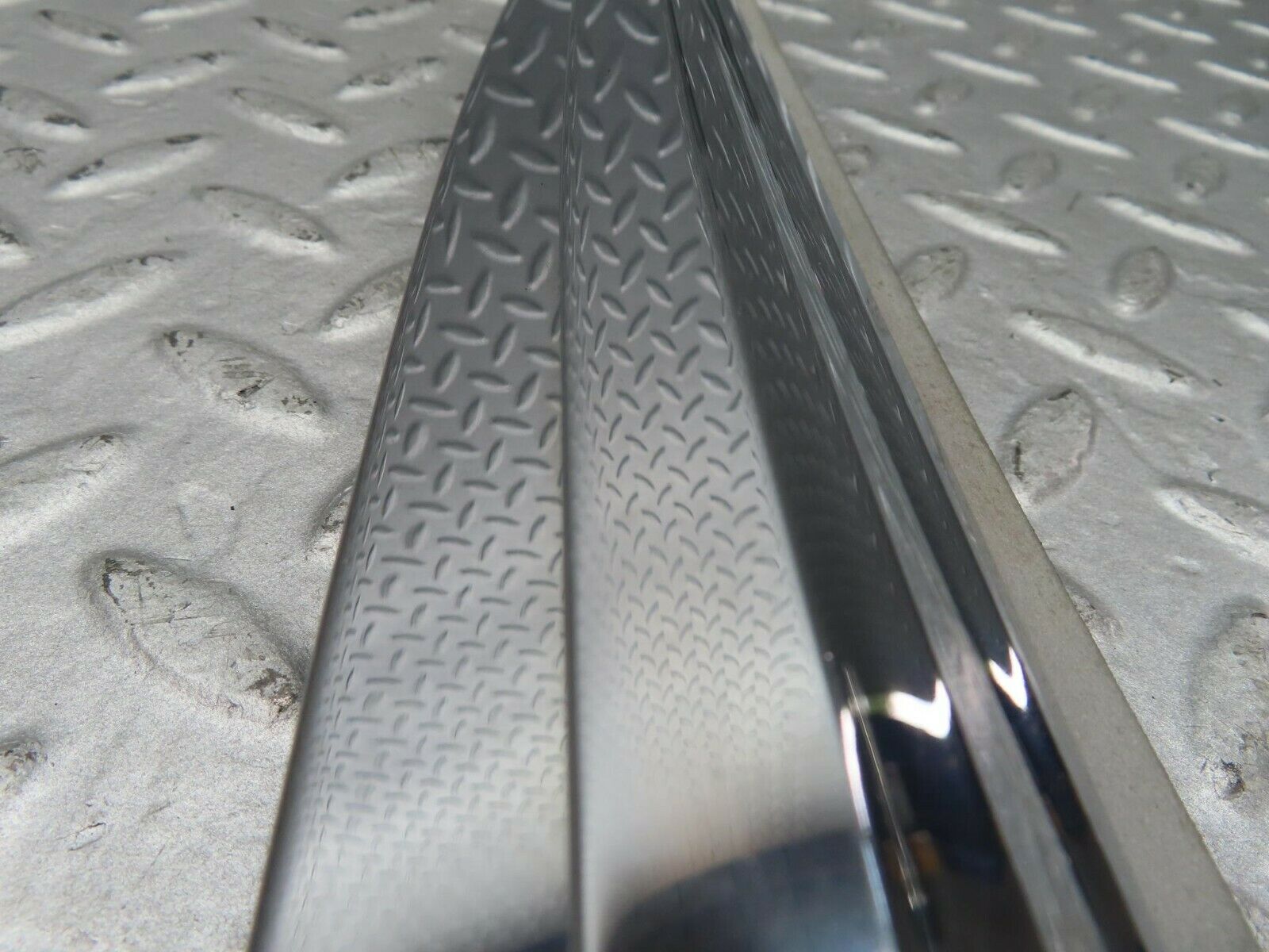 16588 Mercedes-Benz C107 380SLC Rear Right Quarter Window Chrome Frame